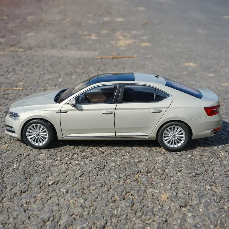 1:18 Scale Alloy Car Model with Opening Doors 2 1:18 Scale Alloy Car Model with Opening Doors - Image 2