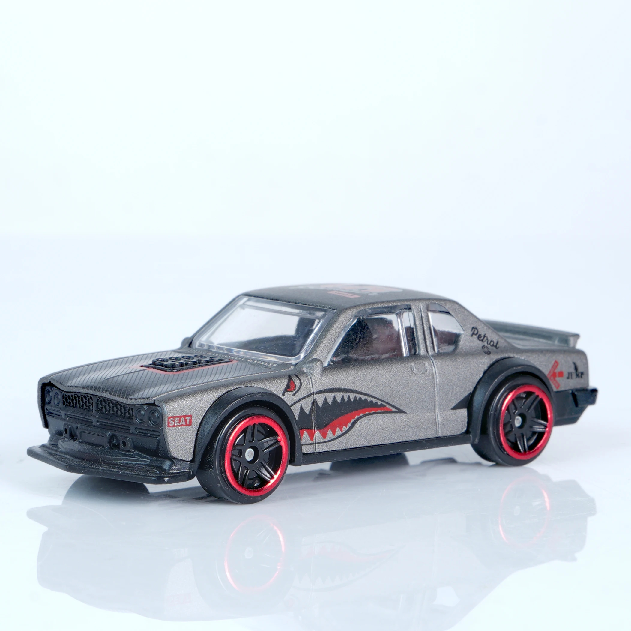 1:64 Shark-Speed Die-Cast Racing Car 3 1:64 Shark-Speed Die-Cast Racing Car - Image 3