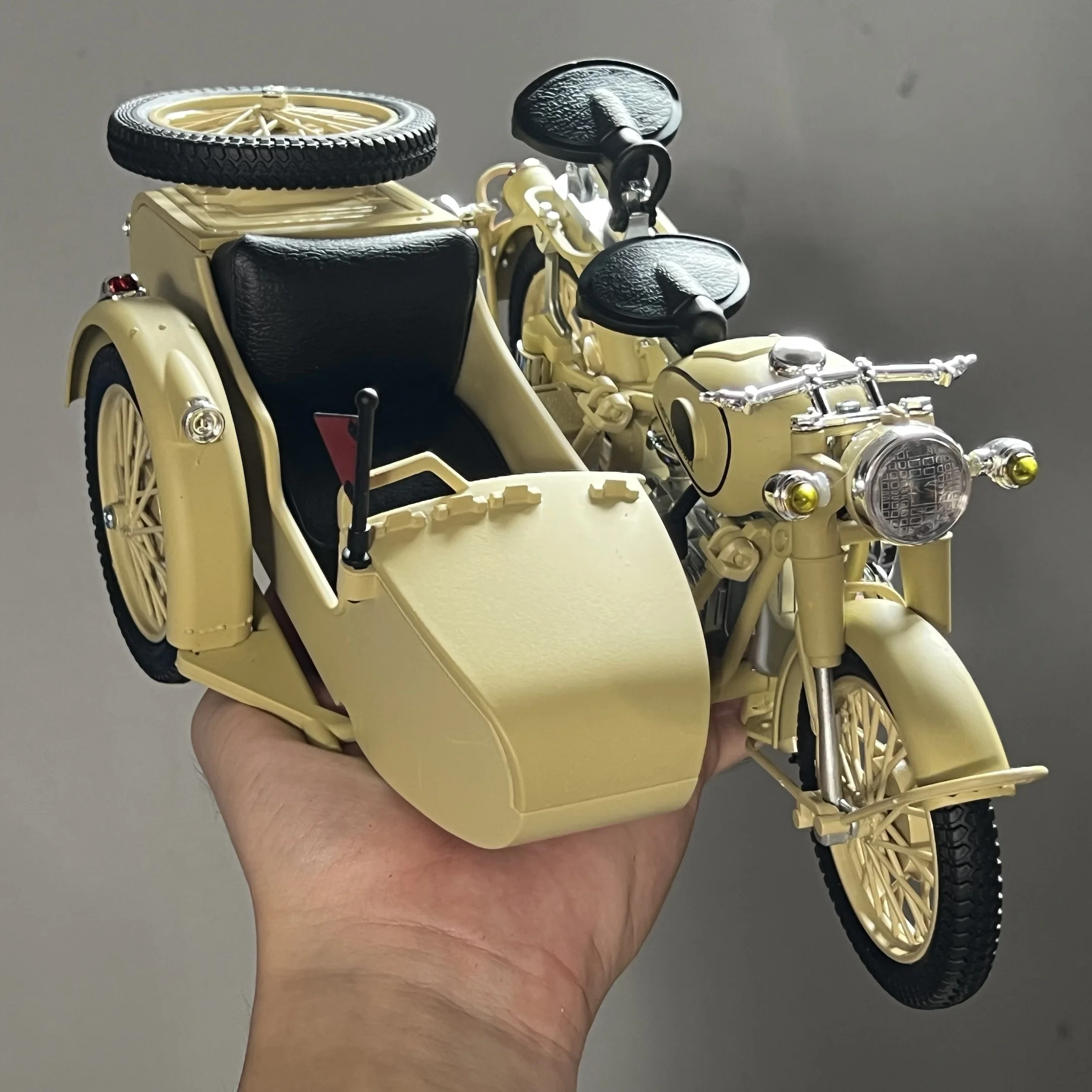 Vintage Motorcycle with Sidecar Model 1:10 Scale 3 Vintage Motorcycle with Sidecar Model 1:10 Scale - Image 3