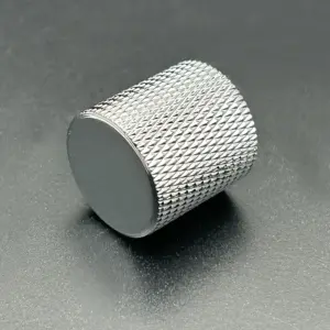 Chrome Metal Control Knobs for Bass Guitars 7 S24b1f3fa78734dba847c4914ca8df56bk