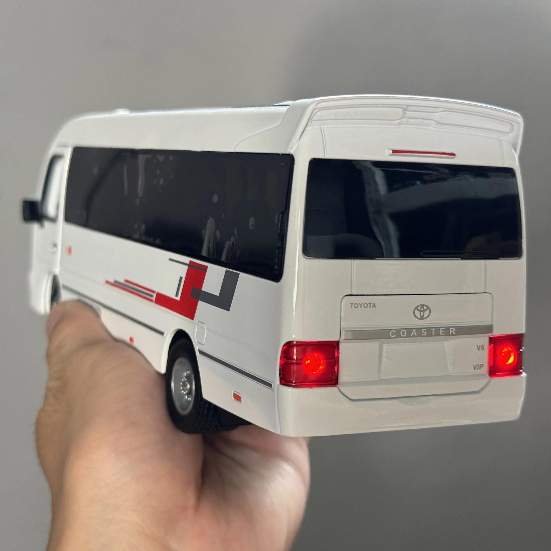1:32 Scale Toyota Coaster Diecast Model 6 1:32 Scale Toyota Coaster Diecast Model - Image 6