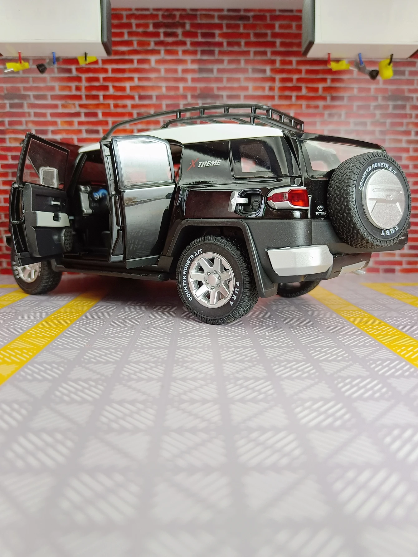 1:24 Scale White SUV Diecast Model 5 1:24 Scale White SUV Diecast Model - Image 5