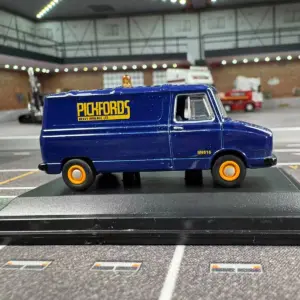 Vibrant Blue 1:76 Scale Diecast Van Model 7 S26eb50e4c6974f3d8dffd0b322b1aae3m