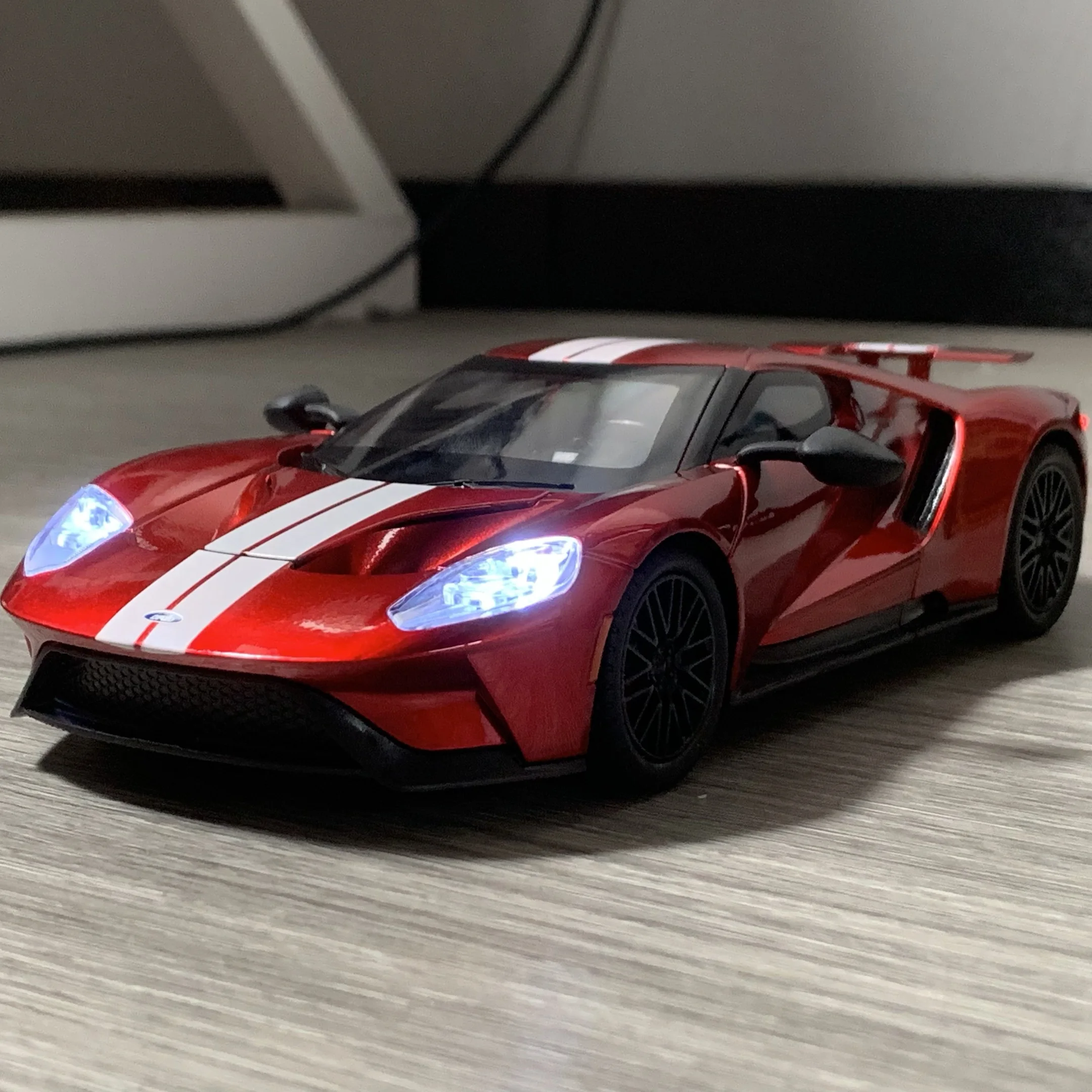 Ford GT 1:24 Diecast Model with LED Lights 2 Ford GT 1:24 Diecast Model with LED Lights - Image 2