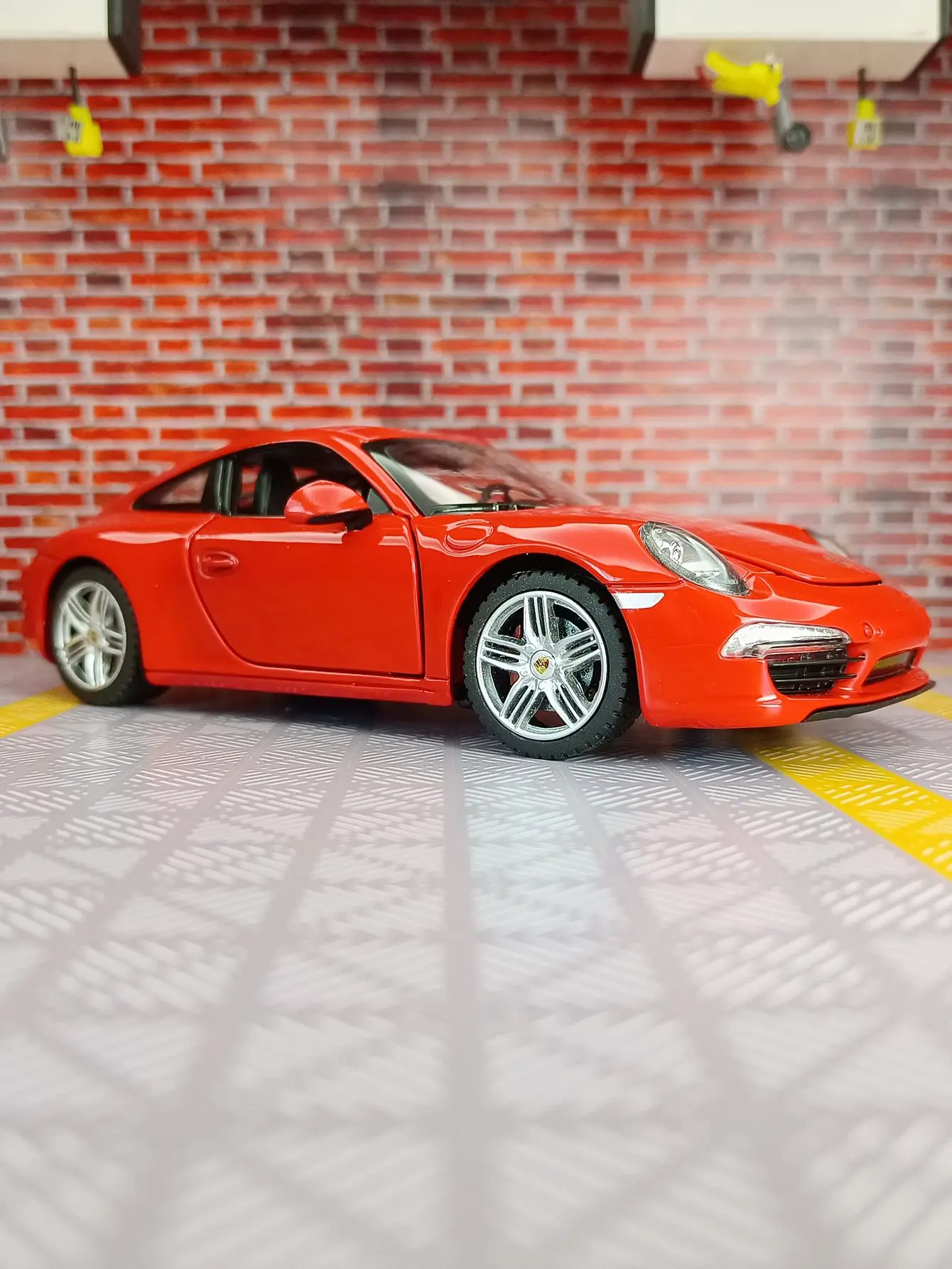 White Porsche 911 Diecast Model 1:24 Scale 4 White Porsche 911 Diecast Model 1:24 Scale - Image 4