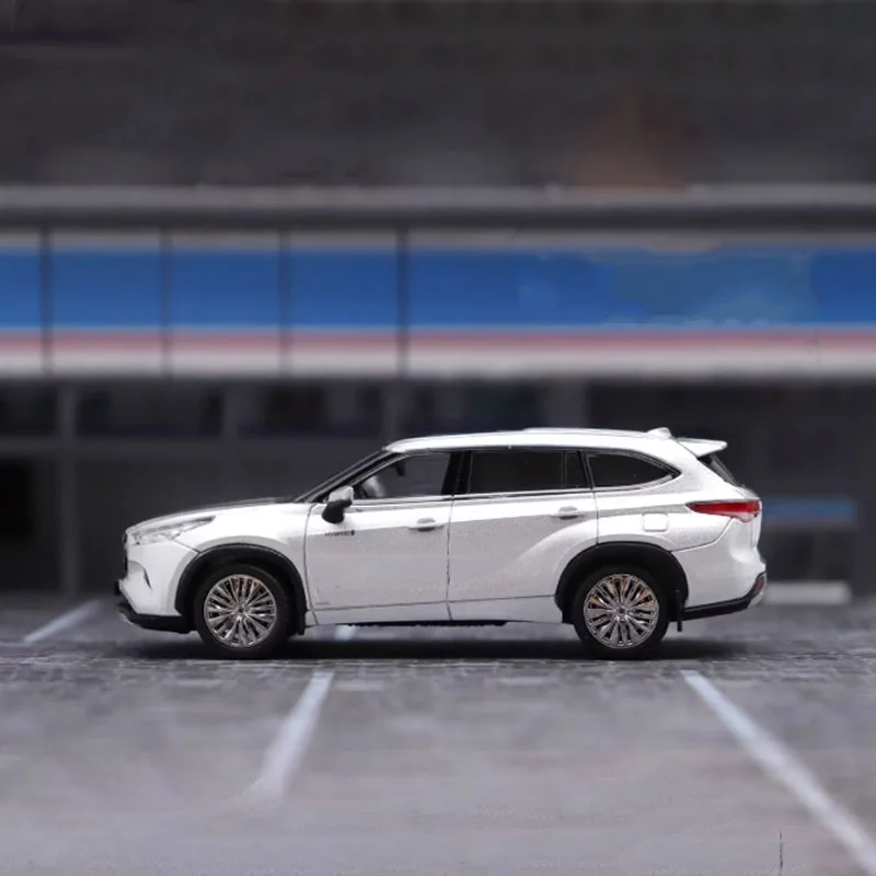 Light Blue 1:64 Highlander Diecast Model 4 Light Blue 1:64 Highlander Diecast Model - Image 4