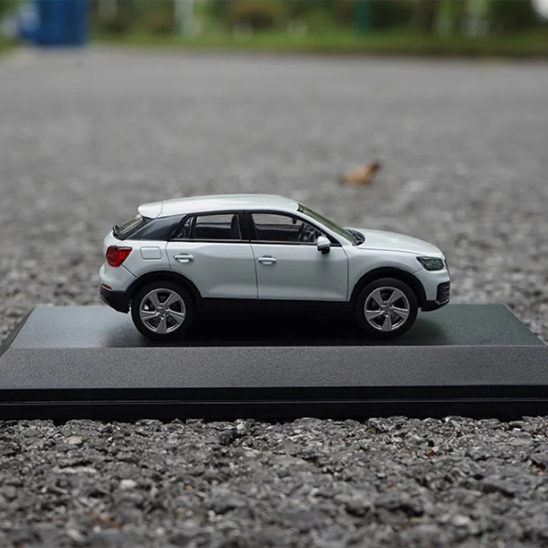 Q2 Diecast 1/43 Scale Car Model in Red 3 Q2 Diecast 1/43 Scale Car Model in Red - Image 3