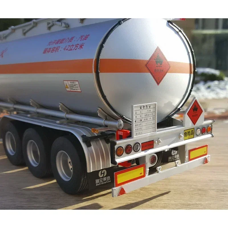 1:24 Scale Die-Cast Fuel Tank Truck Model 3 1:24 Scale Die-Cast Fuel Tank Truck Model - Image 3