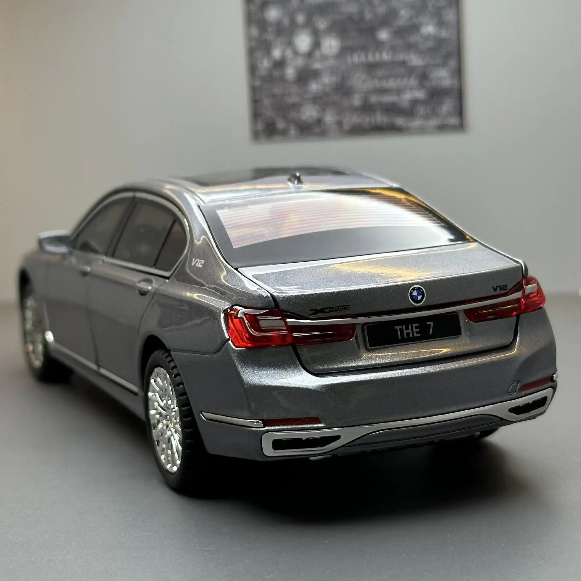 BMW 760Li 1:24 Diecast Model Collector's Replica 6 BMW 760Li 1:24 Diecast Model Collector's Replica - Image 6