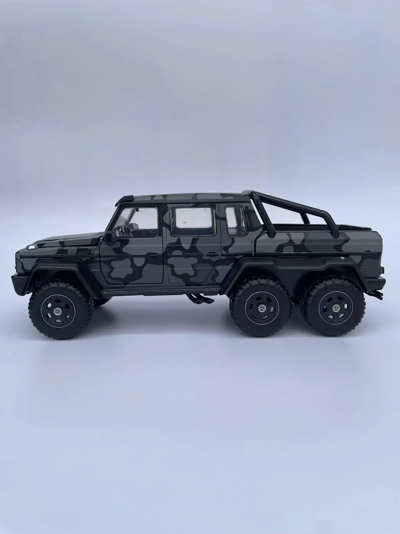 Mercedes-Benz G63 AMG 6x6 Diecast Model 1:24 Scale 2 Mercedes-Benz G63 AMG 6x6 Diecast Model 1:24 Scale - Image 2