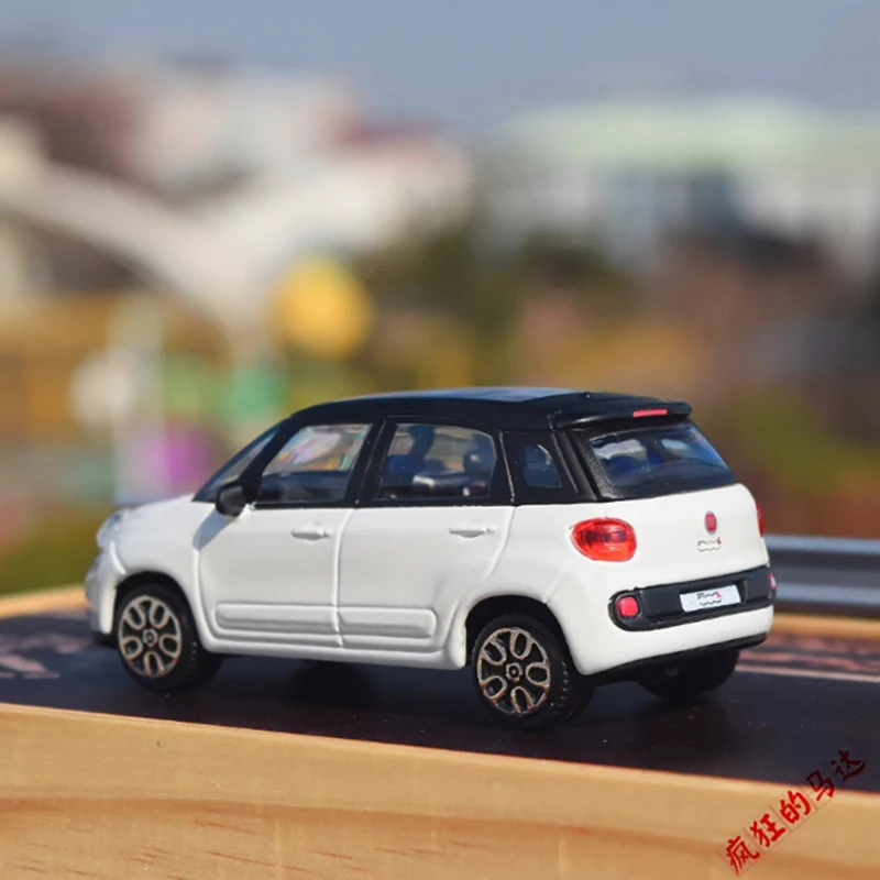 Fiat 500L 1/43 Diecast Model Car 2 Fiat 500L 1/43 Diecast Model Car - Image 2