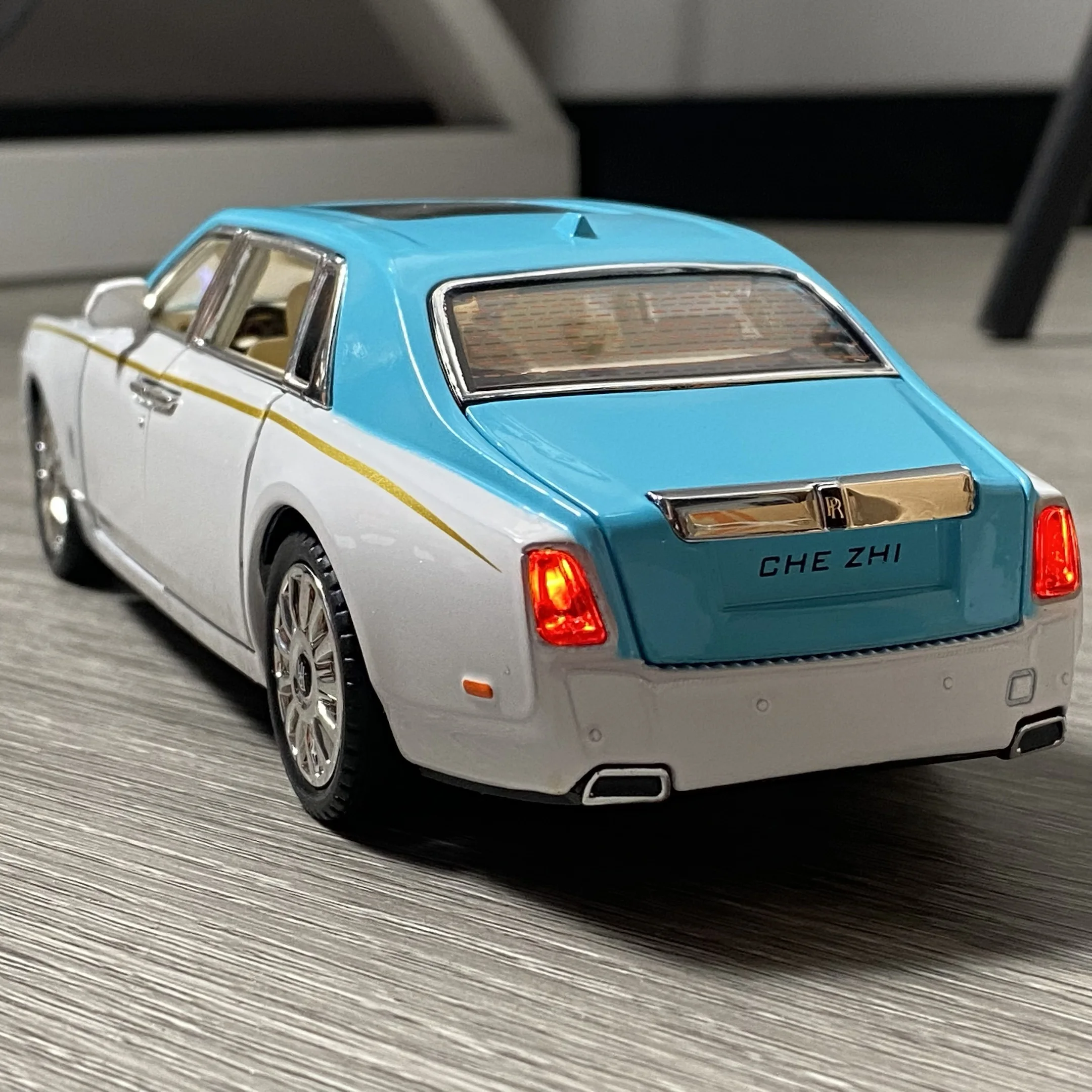1:24 Scale Diecast Rolls Royce Phantom Model 4 1:24 Scale Diecast Rolls Royce Phantom Model - Image 4