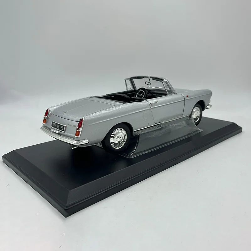 Silver 1:18 Diecast Vintage Convertible 2 Silver 1:18 Diecast Vintage Convertible - Image 2