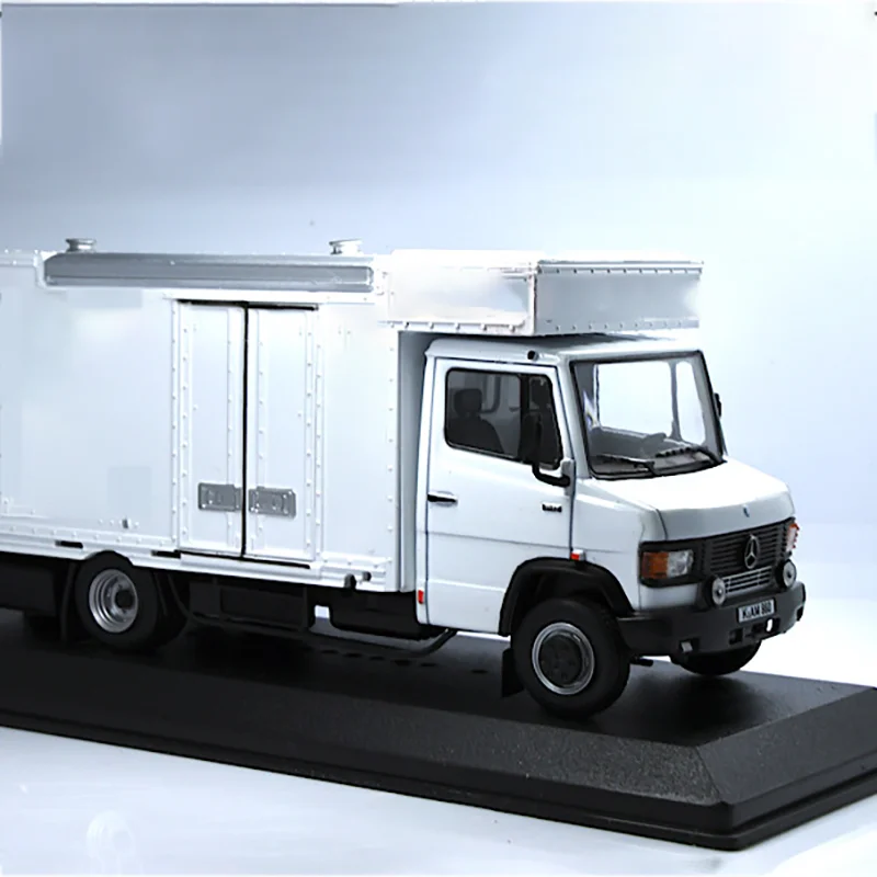 White Benz 814D Long 1993 Die-Cast Model 2 White Benz 814D Long 1993 Die-Cast Model - Image 2