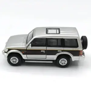 1:64 Pajero Bobcat SUV Diecast Model 11 S2b81622a7aba4af69c8c1694b39e5f26u