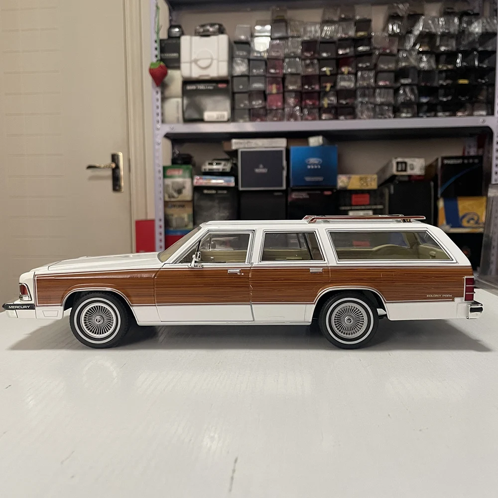 Vintage Mercury Marquis 1:18 Scale Die-Cast Model 4 Vintage Mercury Marquis 1:18 Scale Die-Cast Model - Image 4