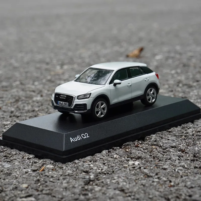 Q2 Diecast 1/43 Scale Car Model in Red 5 Q2 Diecast 1/43 Scale Car Model in Red - Image 5