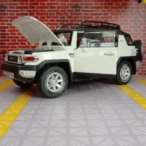 1:24 Scale White SUV Diecast Model 15 S2d188db6534b4fc584402de8acc6cdfbV