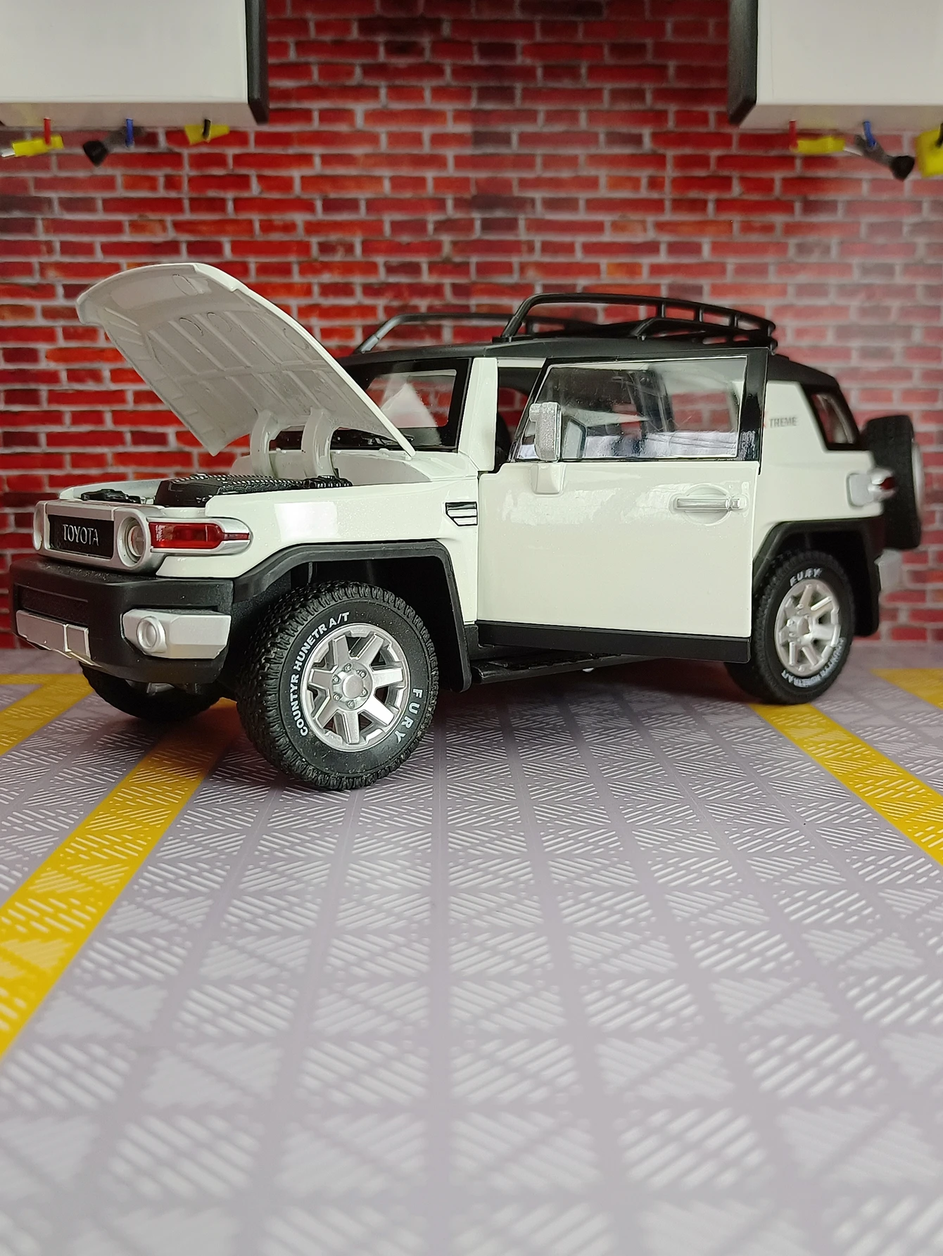 1:24 Scale White SUV Diecast Model 6 1:24 Scale White SUV Diecast Model - Image 6