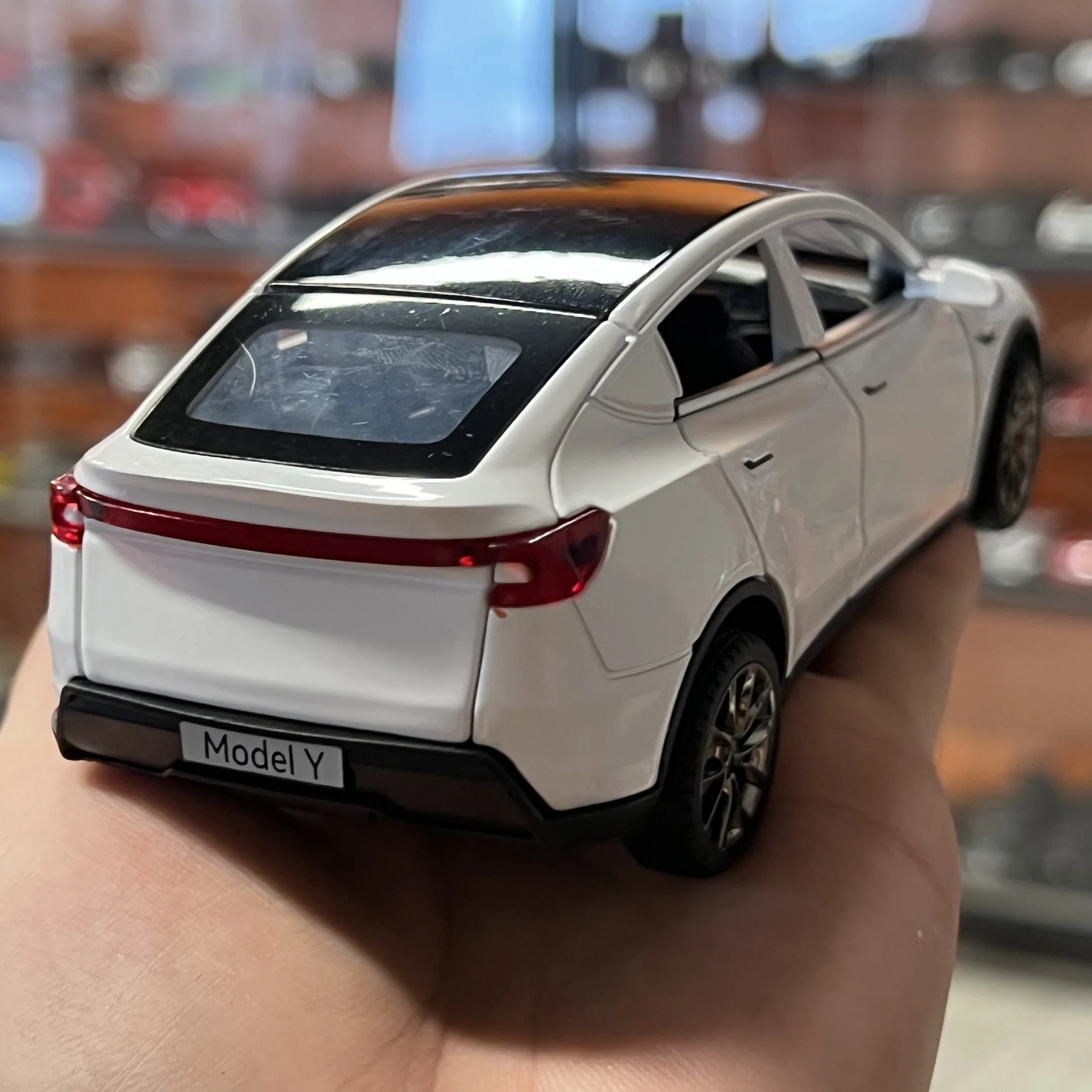 White 1:32 Scale Model Y Electric SUV Diecast 6 White 1:32 Scale Model Y Electric SUV Diecast - Image 6