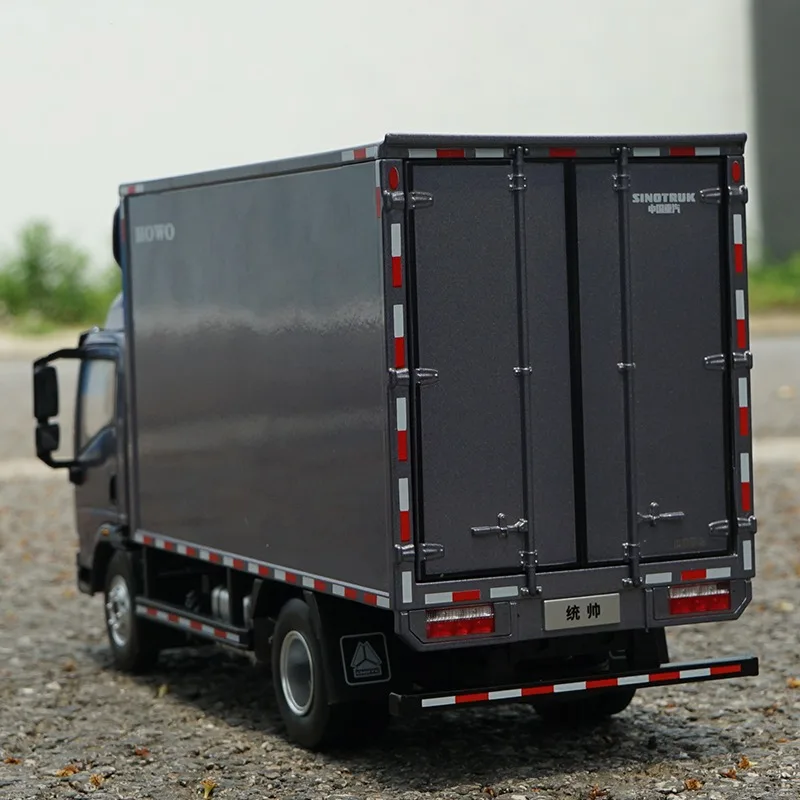 1:24 Scale HOWO Light Truck Van Model 3 1:24 Scale HOWO Light Truck Van Model - Image 3