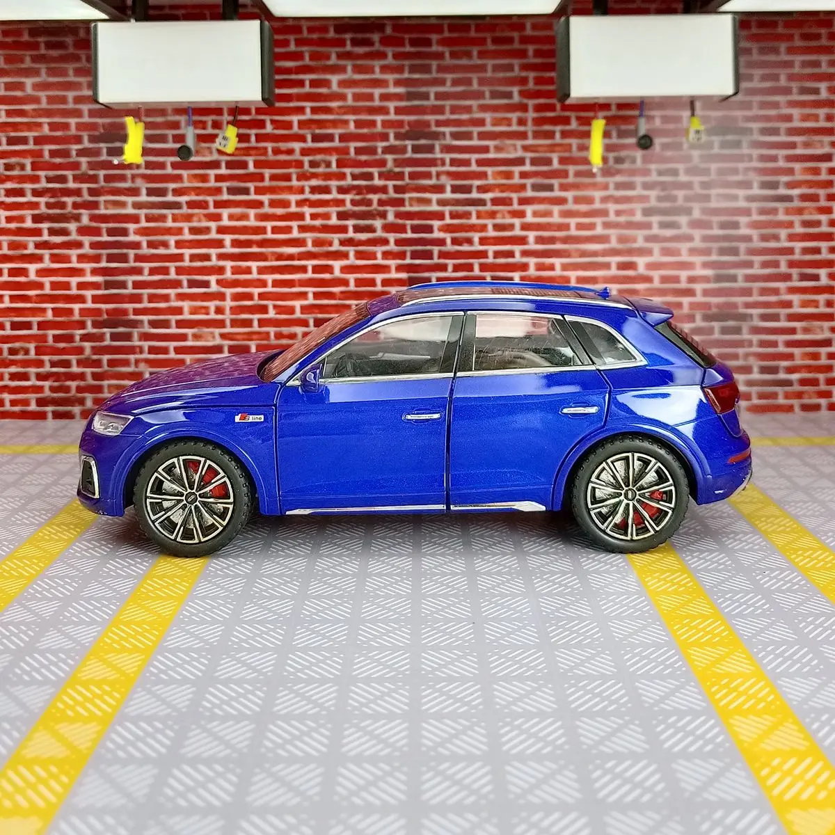 1:24 Scale Blue Diecast SUV Model 7 1:24 Scale Blue Diecast SUV Model - Image 7