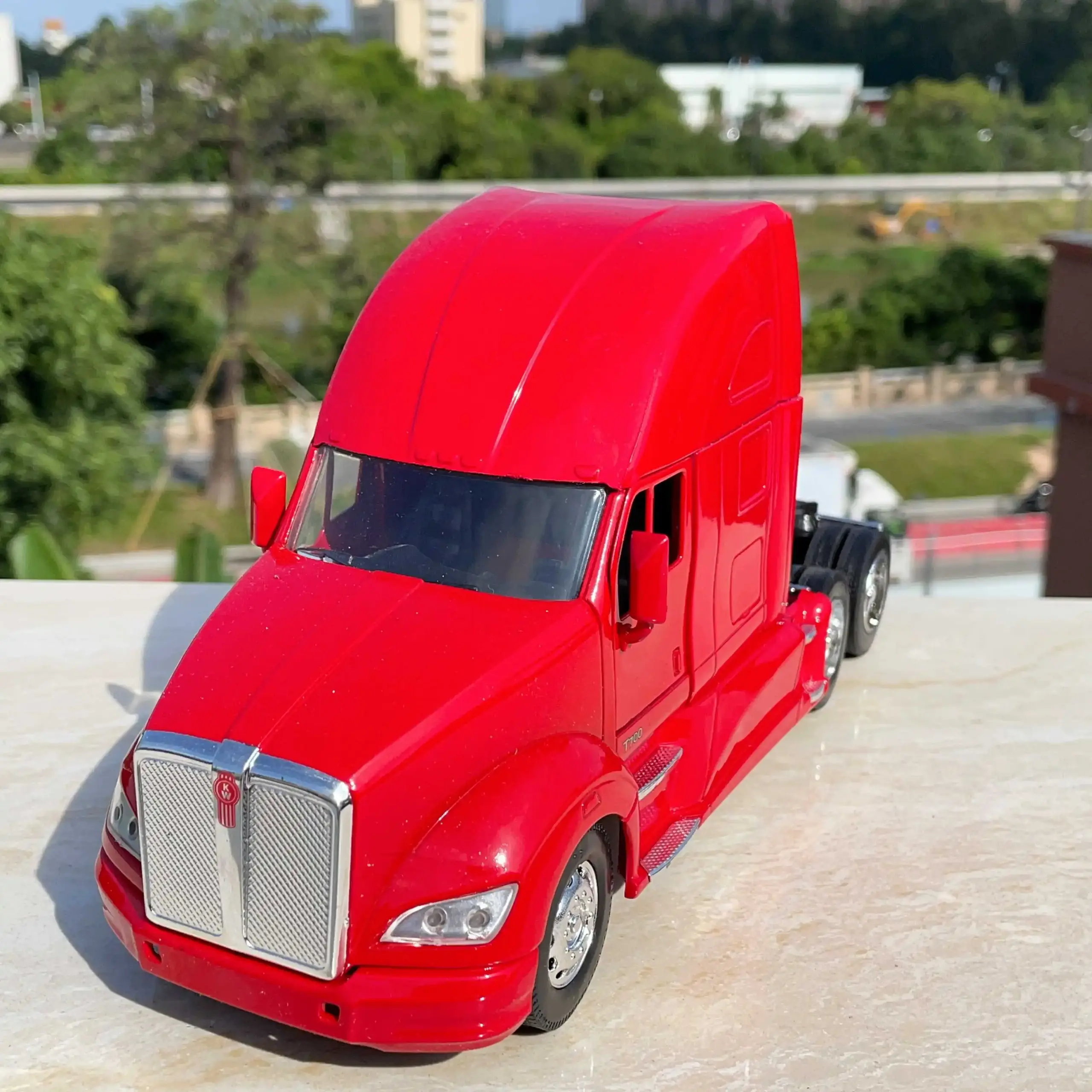 Vibrant Red 1:32 Kenworth T700 Diecast Model 3 Vibrant Red 1:32 Kenworth T700 Diecast Model - Image 3