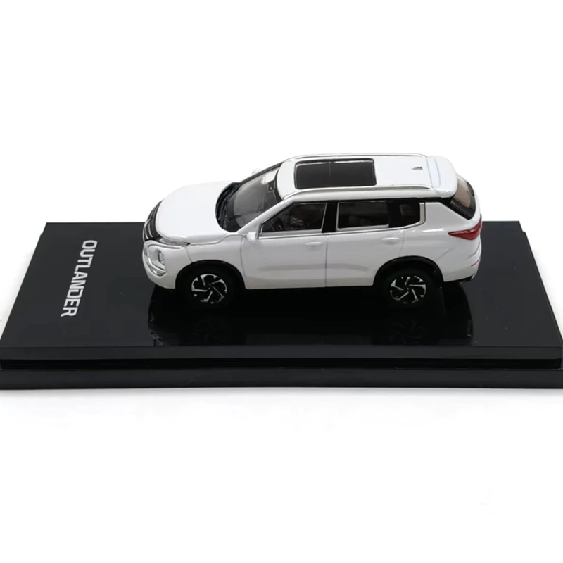 2023 Outlander Diecast Model - 1/64 Scale 5 2023 Outlander Diecast Model - 1/64 Scale - Image 5