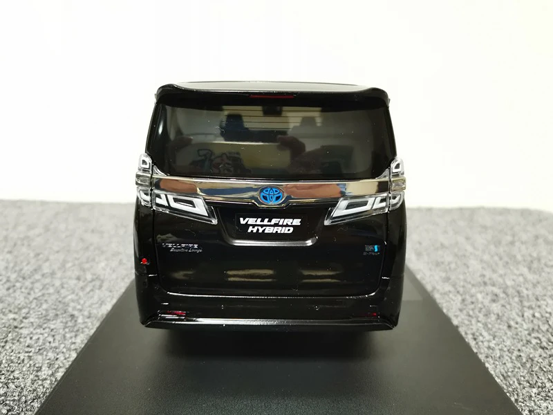 1:18 Scale Luxury MPV Model Car 5 1:18 Scale Luxury MPV Model Car - Image 5