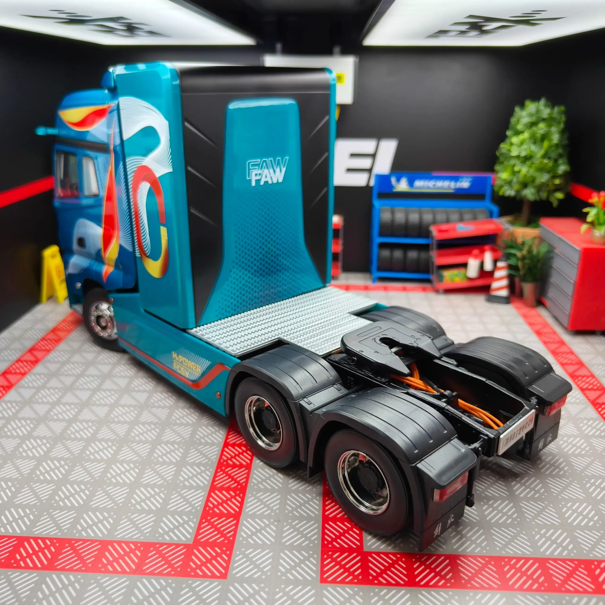 1:24 Scale Jiefang J7 Energy Truck Model 5 1:24 Scale Jiefang J7 Energy Truck Model - Image 5