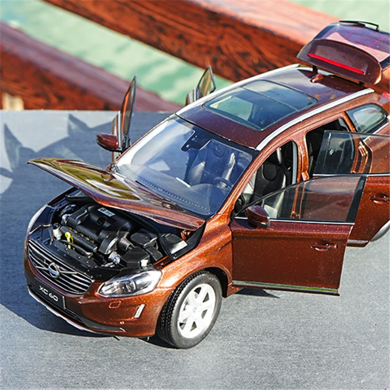 2015 XC60 1:18 Diecast Model in White 3 2015 XC60 1:18 Diecast Model in White - Image 3