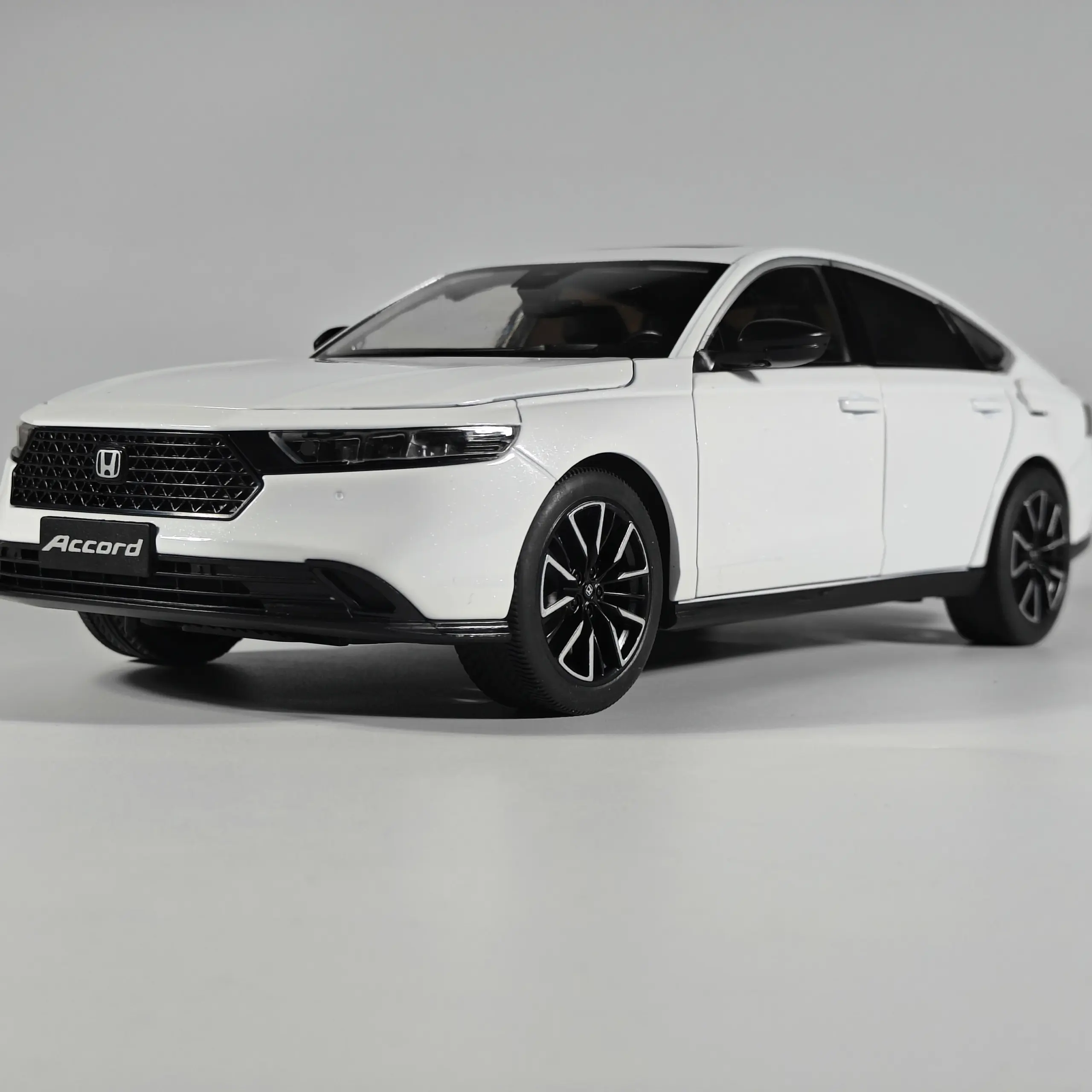 1:18 Honda Accord Diecast Model in White 6 1:18 Honda Accord Diecast Model in White - Image 6