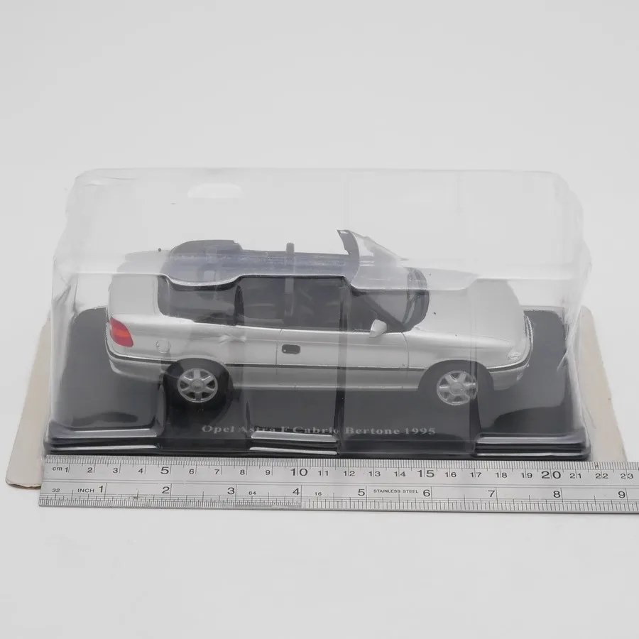 Opel Astra F Cabrio 1:24 Diecast Model 5 Opel Astra F Cabrio 1:24 Diecast Model - Image 5
