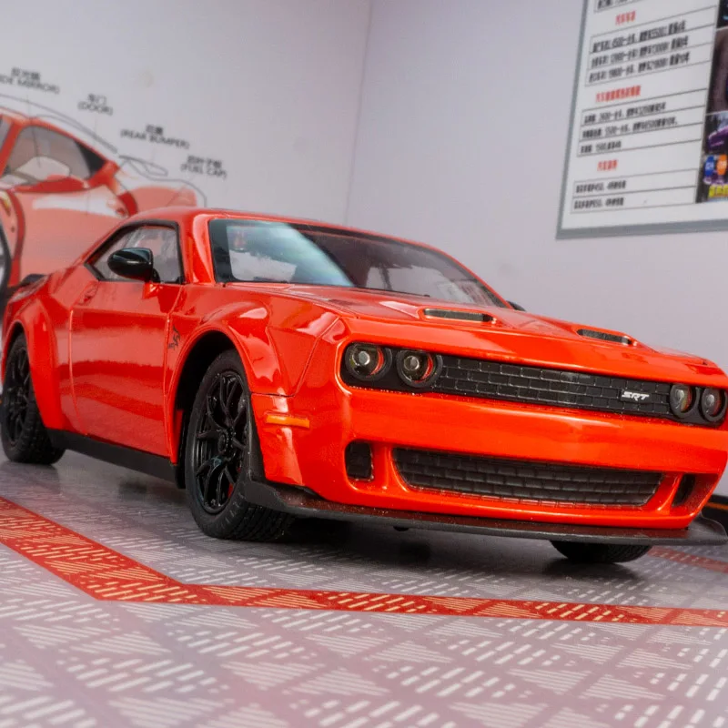 1:24 Scale Challenger Hellcat Diecast Model 2 1:24 Scale Challenger Hellcat Diecast Model - Image 2