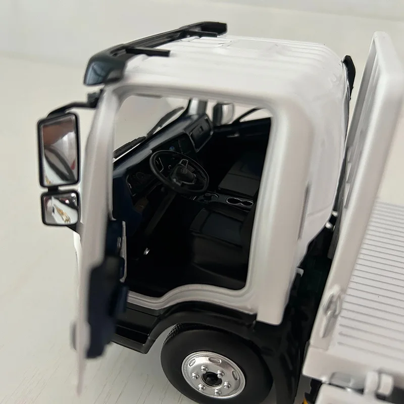 1:24 Jiefang V6G Truck Model in Blue or White 5 1:24 Jiefang V6G Truck Model in Blue or White - Image 5