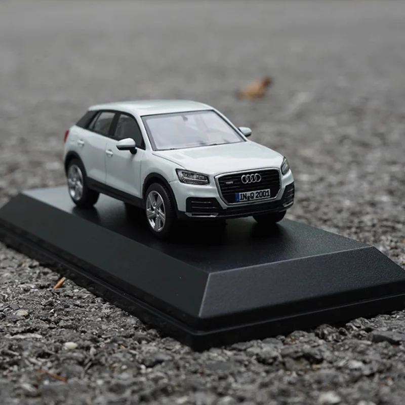 Q2 Diecast 1/43 Scale Car Model in Red 4 Q2 Diecast 1/43 Scale Car Model in Red - Image 4