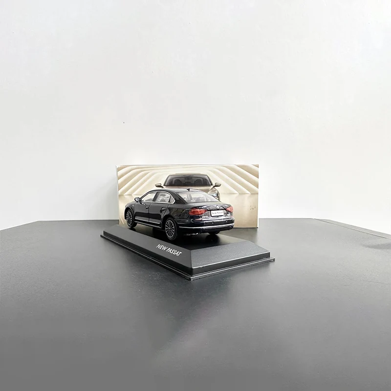 2017 Volkswagen Passat 1:43 Diecast Model 3 2017 Volkswagen Passat 1:43 Diecast Model - Image 3