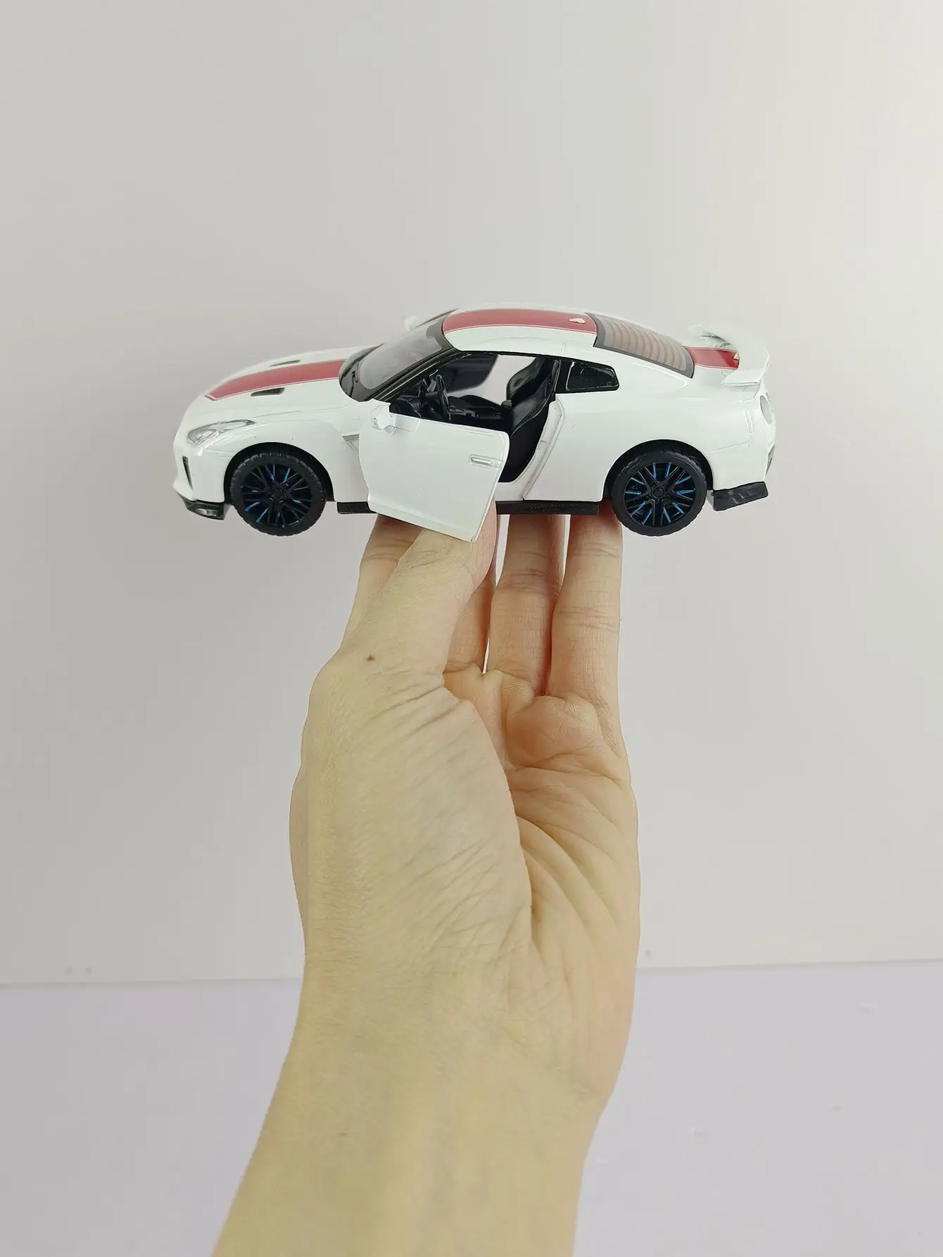 1:32 Nissan GTR 50th Anniversary Diecast Model 7 1:32 Nissan GTR 50th Anniversary Diecast Model - Image 7