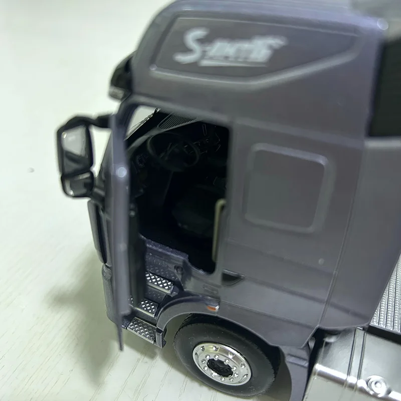 1:36 Scale HOWO TH7 Oil Transport Model 5 1:36 Scale HOWO TH7 Oil Transport Model - Image 5