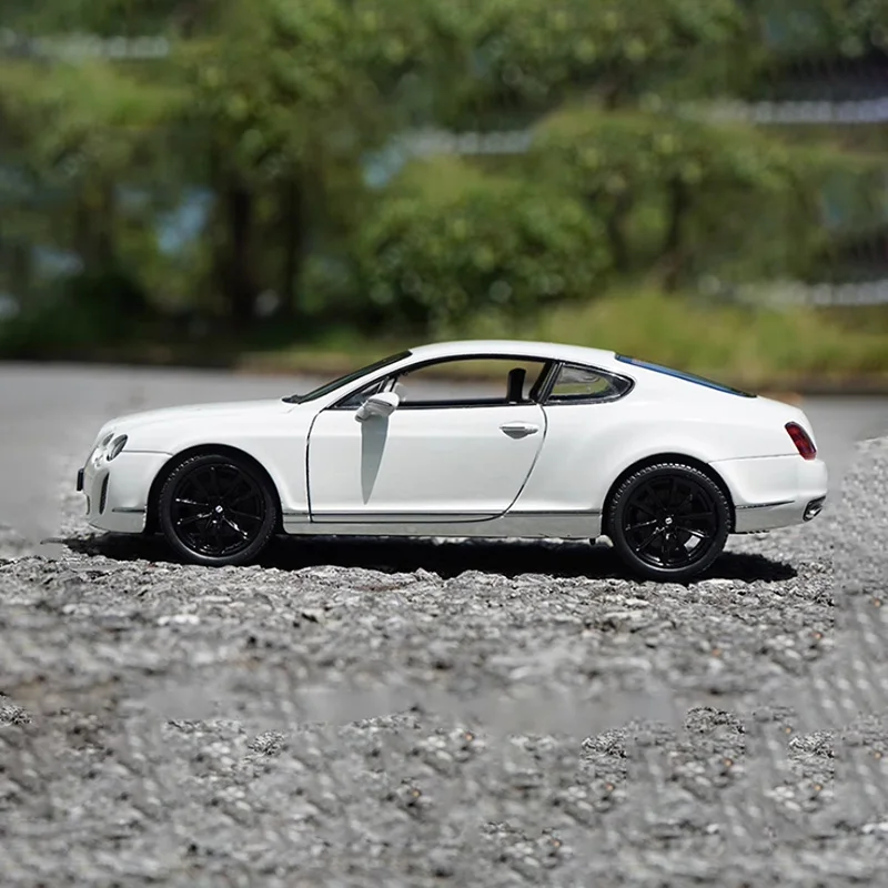 1:24 Scale Silver Coupe Car Model 4 1:24 Scale Silver Coupe Car Model - Image 4