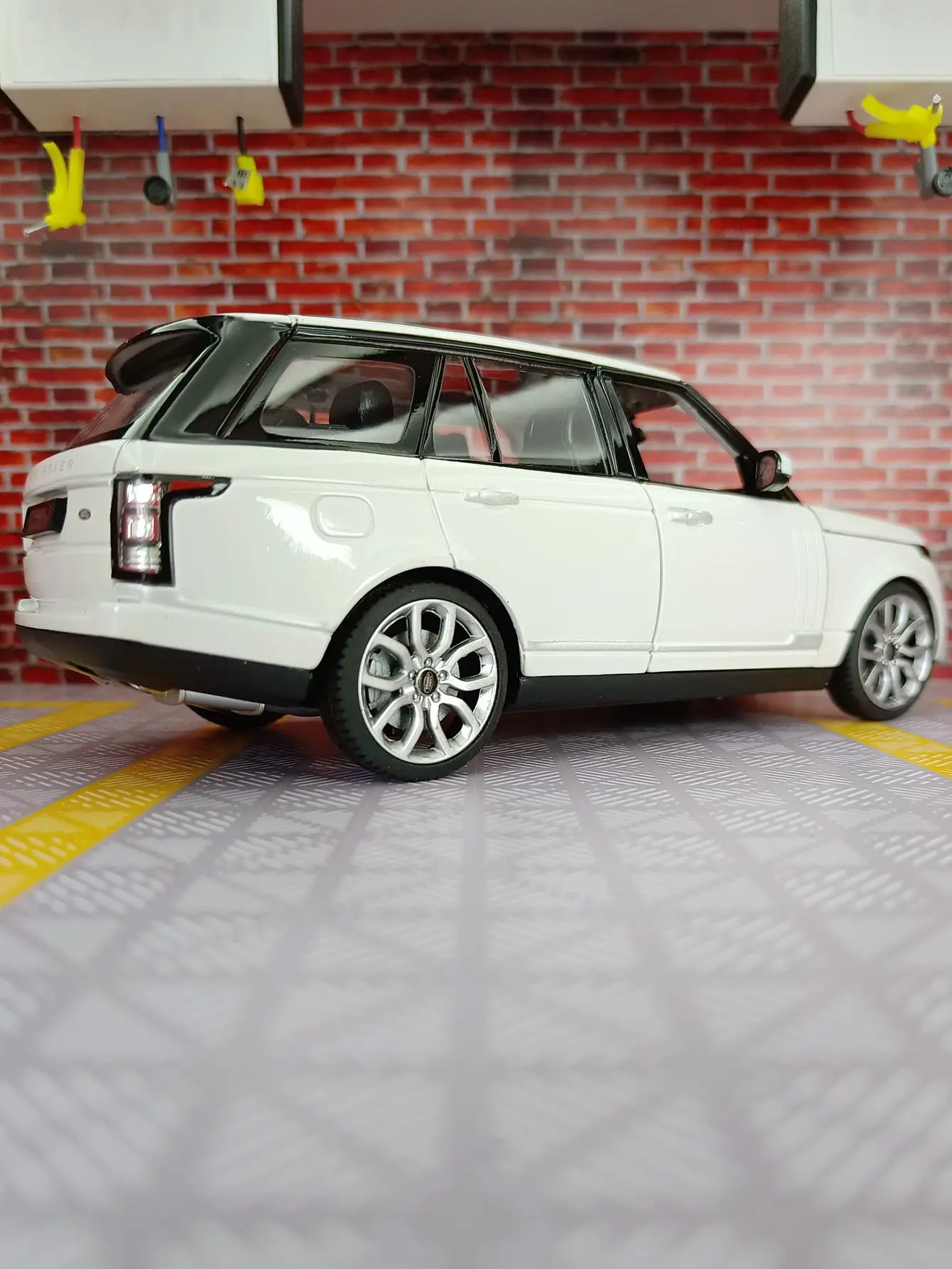 Land Rover Range Rover 1:24 Diecast Model in Black, White, or Red 6 Land Rover Range Rover 1:24 Diecast Model in Black, White, or Red - Image 6