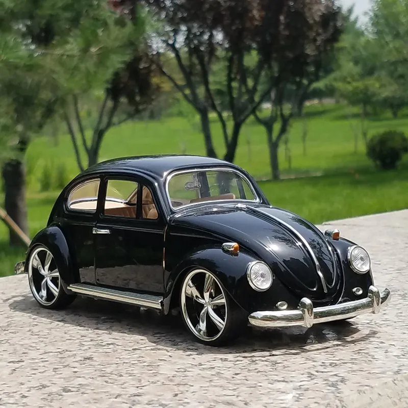 Volkswagen Beetle 1:18 Diecast Model in Red, White & Black 2 Volkswagen Beetle 1:18 Diecast Model in Red, White & Black - Image 2