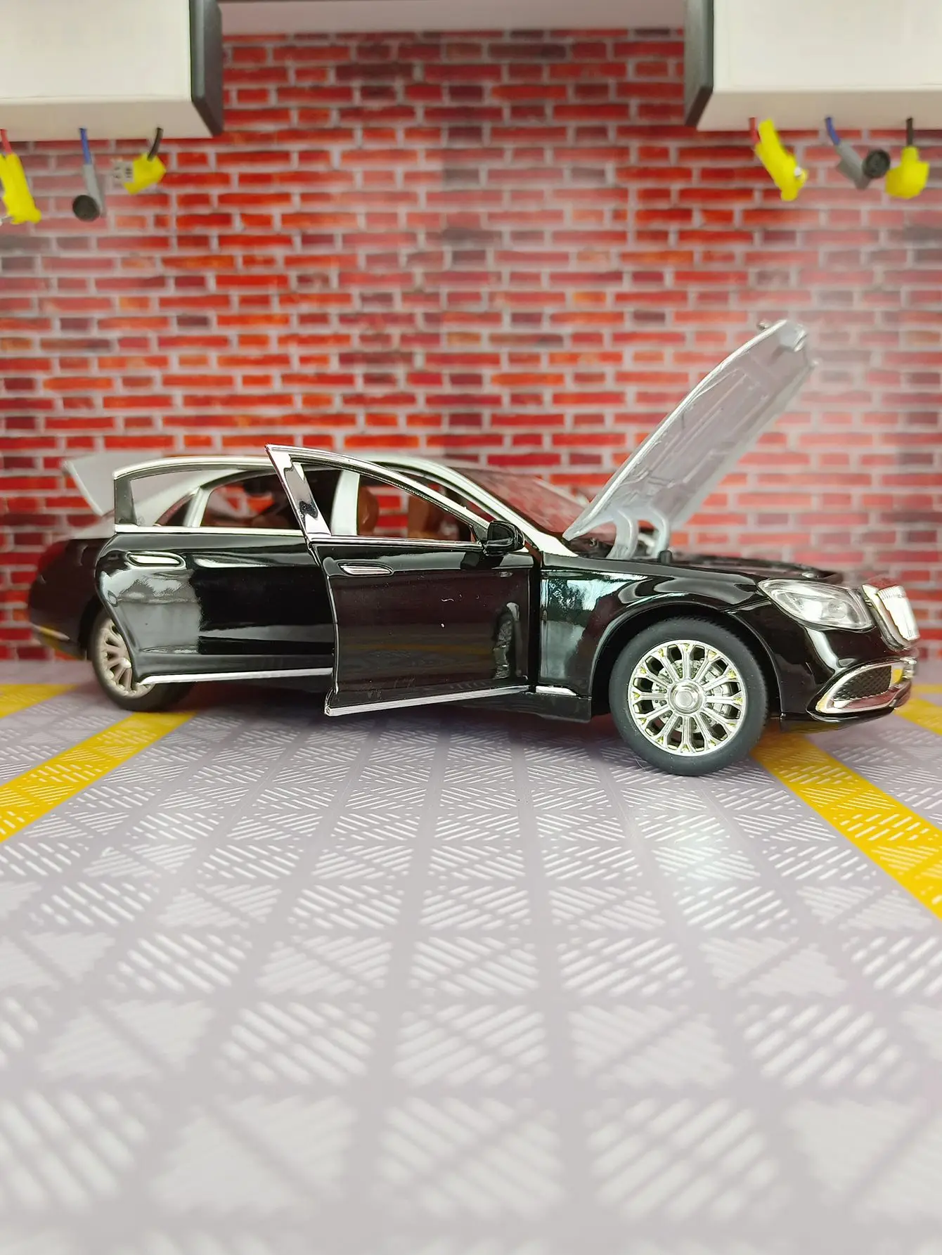 Mercedes Maybach S600 1:24 Diecast Model in Finishes 3 Mercedes Maybach S600 1:24 Diecast Model in Finishes - Image 3