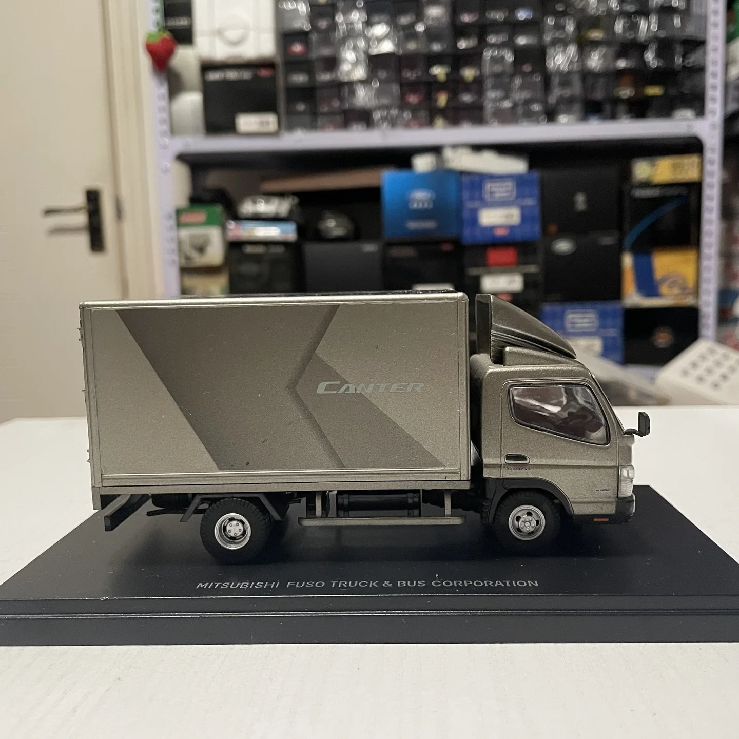 Metallic Mitsubishi Canter FUSO 1:43 Diecast Model 4 Metallic Mitsubishi Canter FUSO 1:43 Diecast Model - Image 4