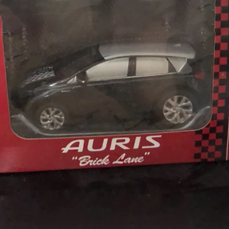 1/30 Scale Diecast Car Collectible Set 4 1/30 Scale Diecast Car Collectible Set - Image 4