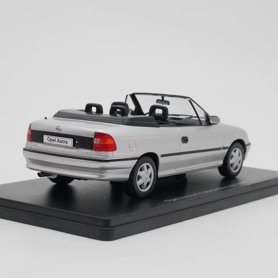 Opel Astra F Cabrio 1:24 Diecast Model 3 Opel Astra F Cabrio 1:24 Diecast Model - Image 3