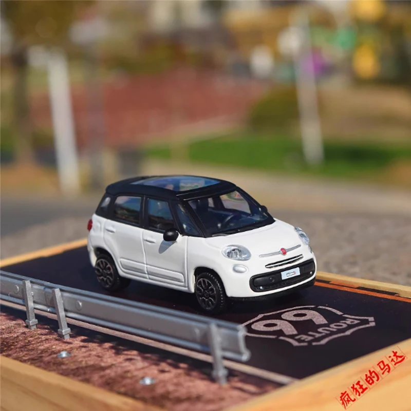 Fiat 500L 1/43 Diecast Model Car 3 Fiat 500L 1/43 Diecast Model Car - Image 3