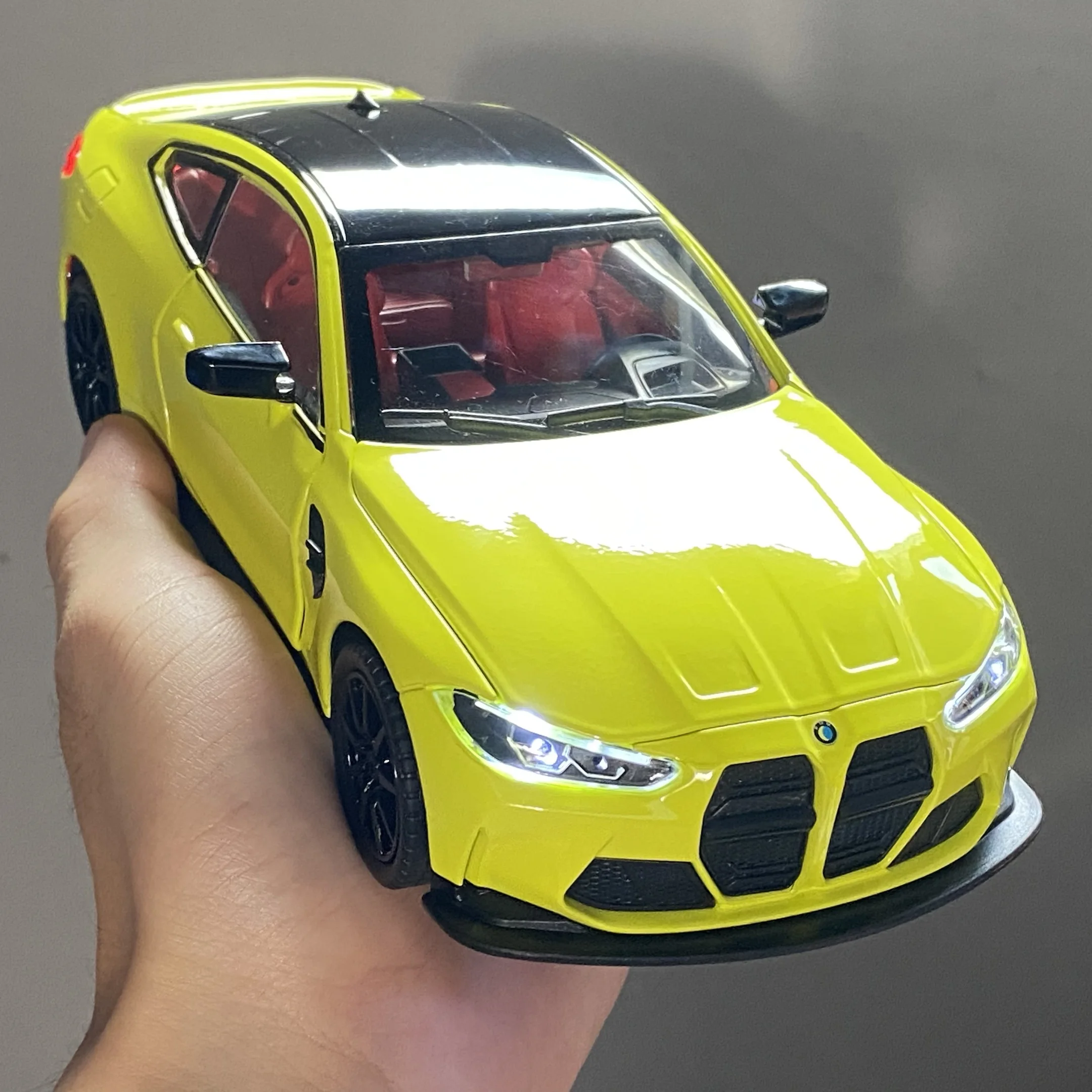 White BMW M4 1:24 Diecast Model Car 6 White BMW M4 1:24 Diecast Model Car - Image 6