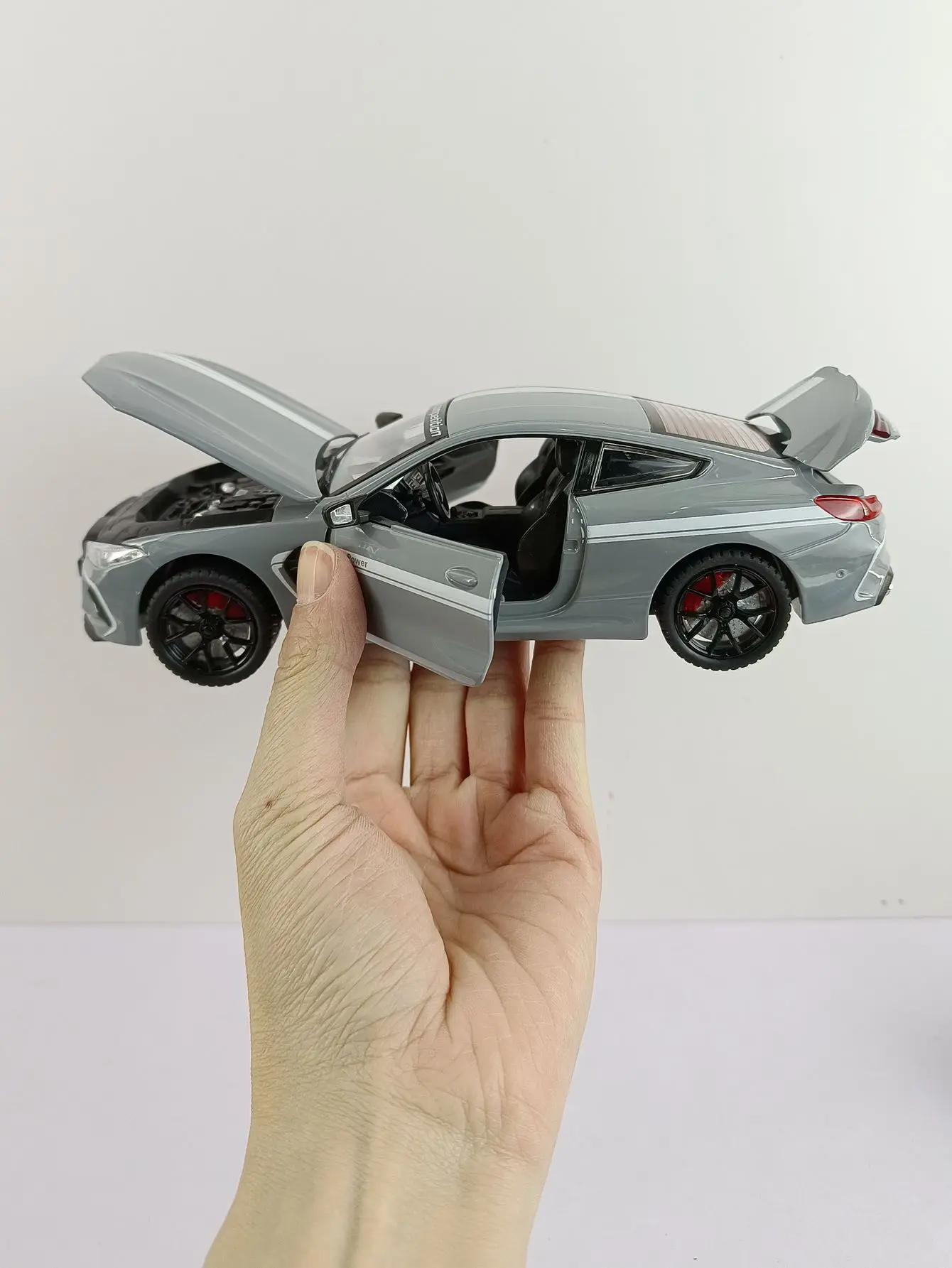 1:24 Scale Realistic Die-Cast Sports Car Model 8 1:24 Scale Realistic Die-Cast Sports Car Model - Image 8