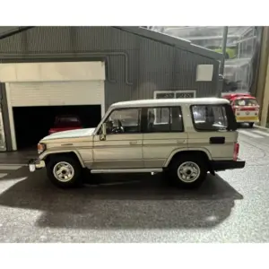 Land Cruiser 70 ZX Diecast Model for Collectors 8 S3eb1f8d9d28e4f40a4b4b2316ced4b7an